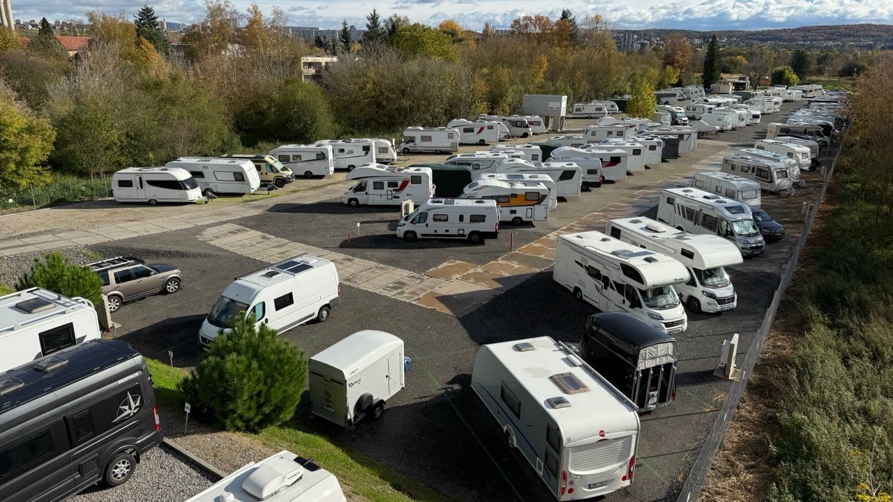 Caravan Spot – letecký pohled na areál se zaparkovanými karavany