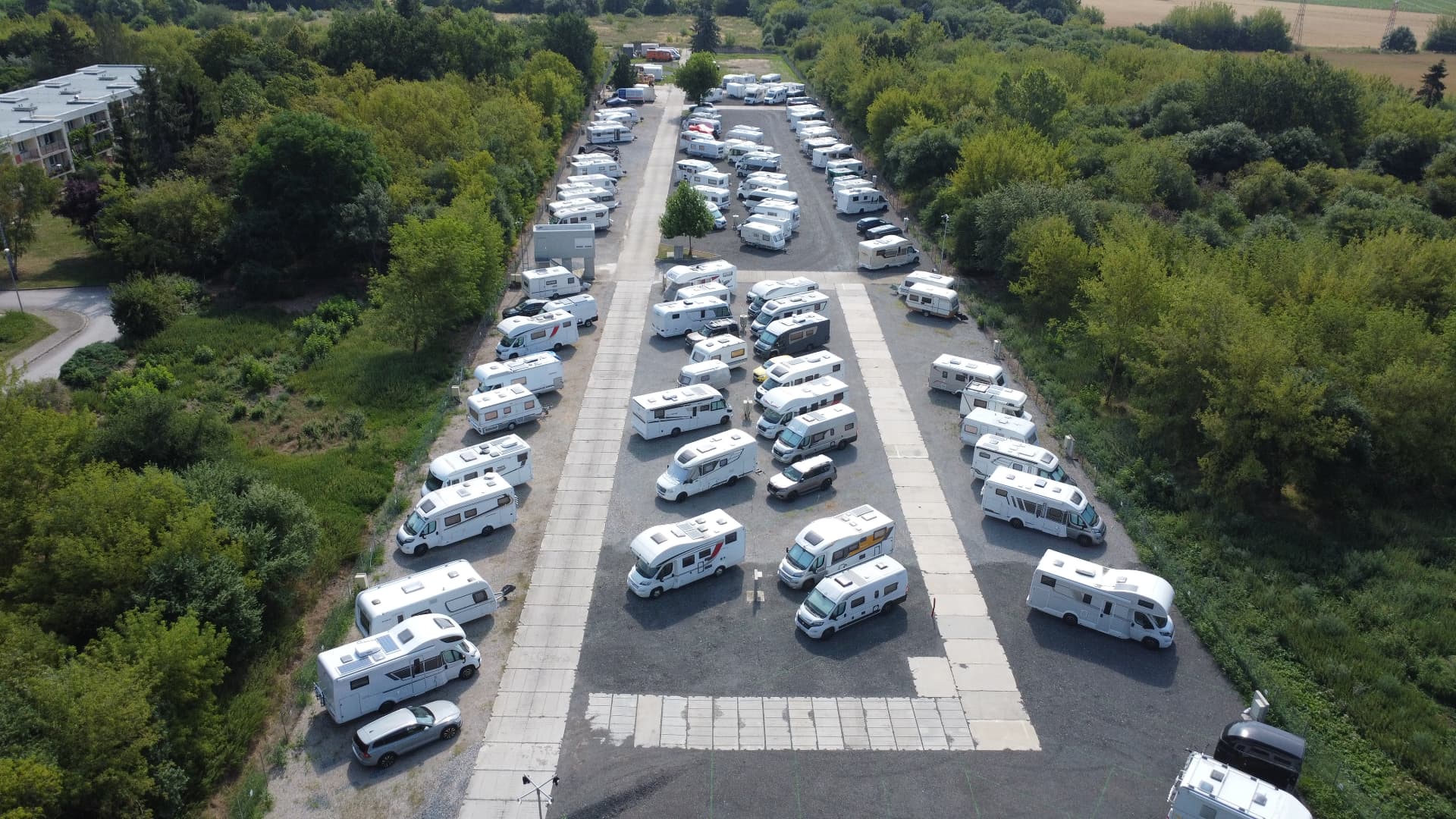 Caravan Spot – uspořádané řady zaparkovaných karavanů